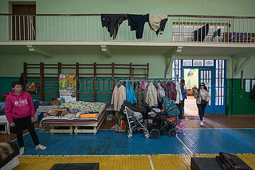 Lviv  Oblast Lviv  Ukraine - Ukrainische Kriegsfluechtlinge werden in Sporthallen der Polytechnic University untergebracht