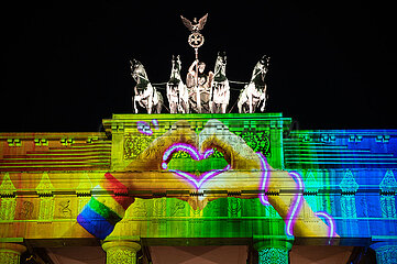 Berlin  Deutschland  Das Brandenburger Tor erstrahlt in bunten Farben waehrend des Festival of Lights