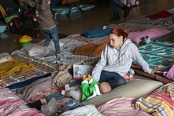 Lviv  Oblast Lviv  Ukraine - Ukrainische Kriegsfluechtlinge. Mutter Kind Schutzraum im Hauptbahnhof von Lviv