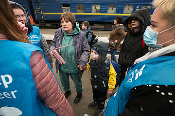 Lviv  Oblast Lviv  Ukraine - Ukrainische Kriegsfluechtlinge werden im Hauptbahnhof von Lviv von Freiwilligen in Empfang genommen und betreut