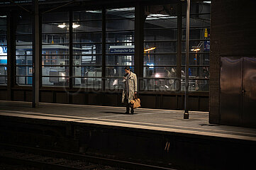 Berlin  Deutschland  Mann wartet abends auf den Zug am Bahnsteig des Bahnhofs Zoologischer Garten