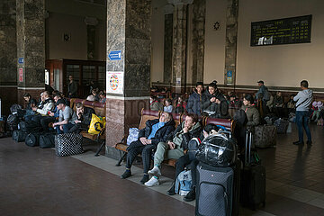 Lviv  Oblast Lviv  Ukraine - Reisende warten sitzend in der Wartehalle des Hauptbahnhofes