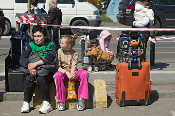 Lviv  Oblast Lviv  Ukraine - Ukrainische Kriegsfluechtlinge warten am Busbahnhof am Hauptbahnhof auf ihre Weiterfahrt Richtung polnischer Grenze
