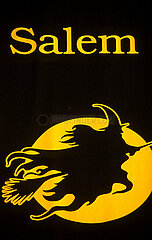 VEREINIGTE STAATEN VON AMERIKA. Massachussets. Salem. Ein Hexenfliegen ist in Salem  der Hauptstadt Wicca  nach dem Prozess von 1692 als Religion in den USA anerkannt.
