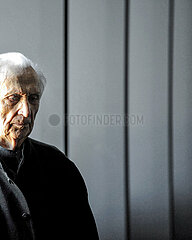 FRANCE. OCCITANY. AVEYRON (12) RODEZ  SOULAGES MUSEUM. TEMPORARY EXHIBITION ROOM  THE ARTIST PIERRE SOULAGES IN 2014  IN FRONT OF AN OUTRENOIR
