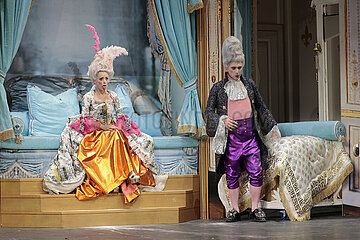 Theaterproduktion Marie Antoinette oder Kuchen fuer alle   Komoedie am Kurfuerstendamm im Schiller Theater