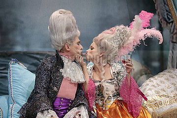 Theaterproduktion Marie Antoinette oder Kuchen fuer alle   Komoedie am Kurfuerstendamm im Schiller Theater