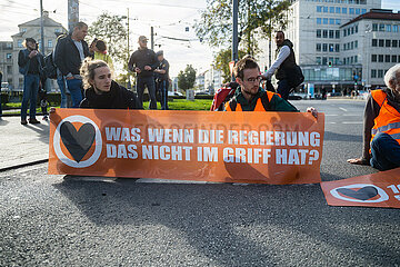 Klebe-Blockade der Letzten Generation in München
