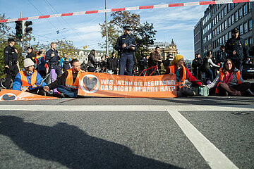 Klebe-Blockade der Letzten Generation in München