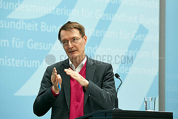 Berlin  Deutschland - Bundesgesundheitsminister Karl Lauterbach bei einer Pressekonferenz.