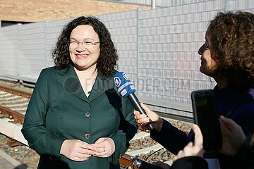 Berlin  Deutschland - Andrea Nahles gibt der Journalistin Nina Amin ein Interview.