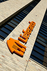 Berlin  Deutschland - Das Lieferando-Logo an der Fassade der Unternehmenszentrale.