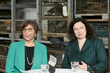Berlin  Deutschland - Vanessa Ahuja und Andrea Nahles bei einer Pressekonferenz zum Projekt THAMM.