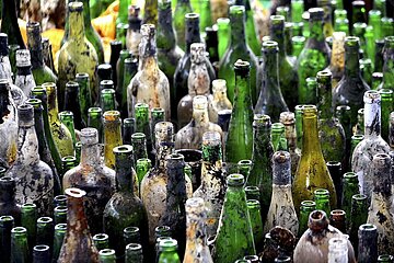 Im alten Hafen von Marseille weggeeworfene Flaschen