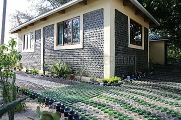 Mosambik-Maputo-House-Recycling-Flaschen