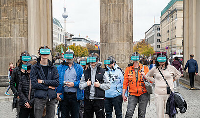 Berlin  Deutschland  Touristen mit VR-Brillen waehrend einer Staedtetour am Brandenburger Tor