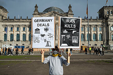 Berlin  Deutschland  Demonstrant protestiert vor dem Reichstag gegen das Regime im Iran