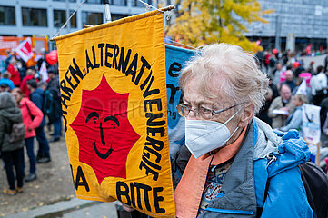 Berlin  Deutschland  Demonstration unter dem Motto Solidarisch durch die Krise Solidarischer Herbst