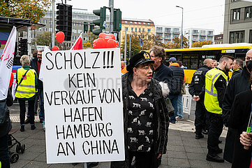 Berlin  Deutschland  Protestplakat gegen Beteiligung des staatlichen chinesischen Unternehmens COSCO am Hafen Hamburg