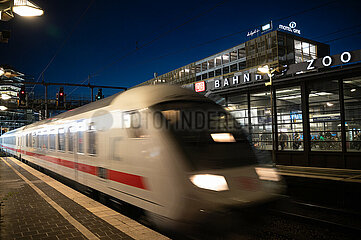 Berlin  Deutschland  Ein Intercity-Zug faehrt abends durch den Bahnhof Zoologischer Garten