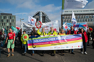 Berlin  Deutschland  Demonstration unter dem Motto Solidarisch durch die Krise Solidarischer Herbst