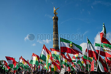 Berlin  Deutschland  Demonstranten bekunden ihre Solidaritaet mit den Protestierenden im Iran an der Siegessaeule