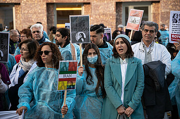 Berlin  Deutschland  Demonstration fuer Solidaritaet mit Mitarbeitern medizinischer Einrichtungen und gegen die Patientenrechtsverletzungen durch Sittenpolizei der Islamischen Regierung in Iran