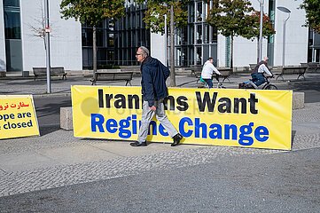 Berlin  Deutschland  Ein Aktivist traegt ein Transparent mit einem Schriftzug gegen das Regime im Iran