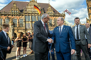 Deutschland  Bremen - Fuerst Albert II. von Monaco zu Besuch anlaesslich der 15. Weltkorallenriffkonferenz (ICRS)  shake hands mit Buergermeister Bovenschulte vor dem Rathaus