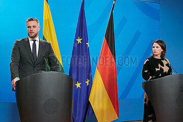 Berlin  Deutschland - Der litauische Aussenminister Gabrielius Landsbergis und die Bundesaussenministerin Annalena Baerbock bei einer Pressekonferenz im Aussenministerium.