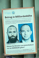 Deutschland  Bremen - Fahndungsplakat im Fenster eines Polizeikommissariat. Gesucht: Jan Marsalek (Wirecard-Skandal)