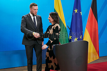 Berlin  Deutschland - Der litauische Aussenminister Gabrielius Landsbergis und die Bundesaussenministerin Annalena Baerbock beim Handschlag nach der Pressekonferenz.