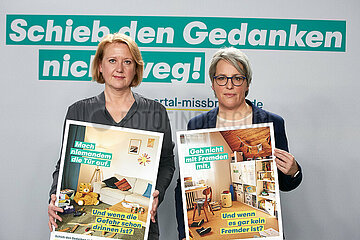 Berlin  Deutschland - Bundesfamilienministerin Lisa Paus und Kerstin Claus bei der Vorstellung der Kampagne Schieb den Gedanken nicht weg.