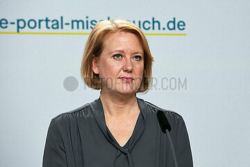 Berlin  Deutschland - Bundesfamilienministerin Lisa Paus bei der Vorstellung der Kampagne Schieb den Gedanken nicht weg.