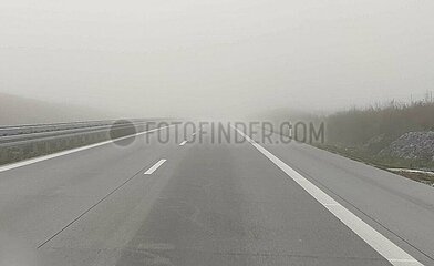 Nebel auf einer Autobahn