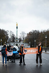 Letzte Generation blockiert Straße am Friedensengel in München