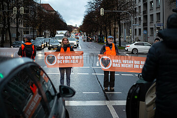 Letzte Generation blockiert Straße am Friedensengel in München