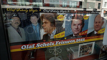 Deutschland  Hamburg - Schaufenster eines Frisoersalons in Hamburg-Altona mit Fotos von Kanzler Scholz  der ua. Hamburger Buergermeister war