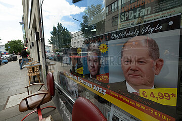 Deutschland  Hamburg - Schaufenster eines Frisoersalons in Hamburg-Altona mit Fotos von Kanzler Scholz  der ua. Hamburger Buergermeister war
