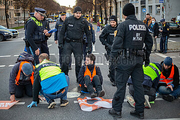 Letzte Generation blockiert erneut Verkehr am Friedensengel in München