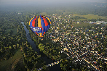 FRANCE. SEINE-ET-MARNE (77) AERIAL VIEW OF THE LOING VALLEY (FONTAINEBLEAU FOREST). HOT AIR BALLOON FLIGHT OVER THE VILLAGE OF GREZ-SUR-LOING