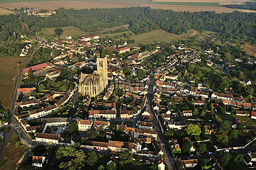 FRANCE. SEINE-ET-MARNE (77) HOT-AIR BALLOON FLIGHT (AERIAL VIEW) ON THE VILLAGE OF LARCHANT AND THE SAINT-MATHURIN CHURCH (LOING VALLEY)