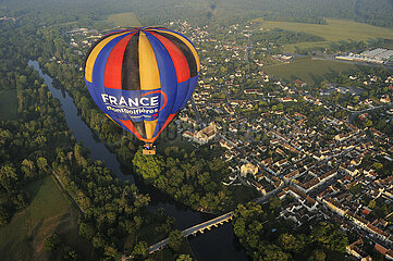 FRANCE. SEINE-ET-MARNE (77) HOT-AIR BALLOON FLIGHT (AERIAL VIEW) ABOVE THE VILLAGE OF GREZ-SUR-LOING (VALLEE DU LOING AND FOREST OF FONTAINEBLEAU)
