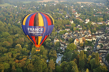 FRANCE. SEINE-ET-MARNE (77) AERIAL VIEW OF A HOT AIR BALLOON FLYING OVER THE VILLAGE OF MONTIGNY-SUR-LOING (LOING VALLEY)