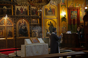 Kroatien  Zagreb - Pope mit Weihrauch  serbisch-orthodoxer Gottesdienst