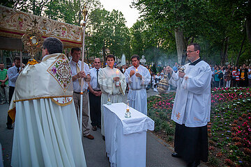Kroatien  Zagreb - Mitglieder der kroatischen Katholischen Kirche begehen Fronleichnam