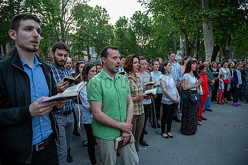 Kroatien  Zagreb - Mitglieder der kroatischen Katholischen Kirche begehen Fronleichnam
