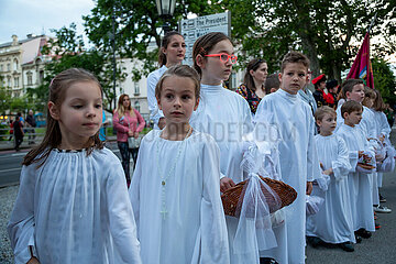 Kroatien  Zagreb - Maedchen in weiss begehen Fronleichnam  Feiertag der Katholischen Kirche