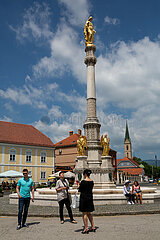 Kroatien  Zagreb - Denkmal der Himmelfahrt der Jungfrau Maria vor der roemisch-katholischen Kathedrale von Zagreb