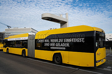 Berlin  Deutschland  E-MetroBus der BVG an einer Ladestation der Endhaltestelle Hertzallee